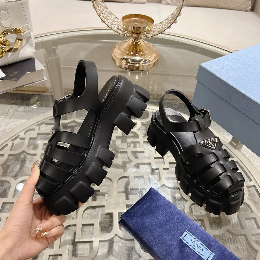 👟👟Ex-factory price 440👟👟 Prada's new spring and summer sawtooth Roman thick-soled rubber sandals, retro, fashionable and avant-garde gear teeth 55mm, thick-soled soles with rubber uppers, making the whole pair of shoes light and comfortable, bright colors, satisfying a variety of choices for fashionable people with different styles! The iconic metal triangle logo is paired with the shape of ancient beach sandals. Every design element is fashionable! Code number 35-40